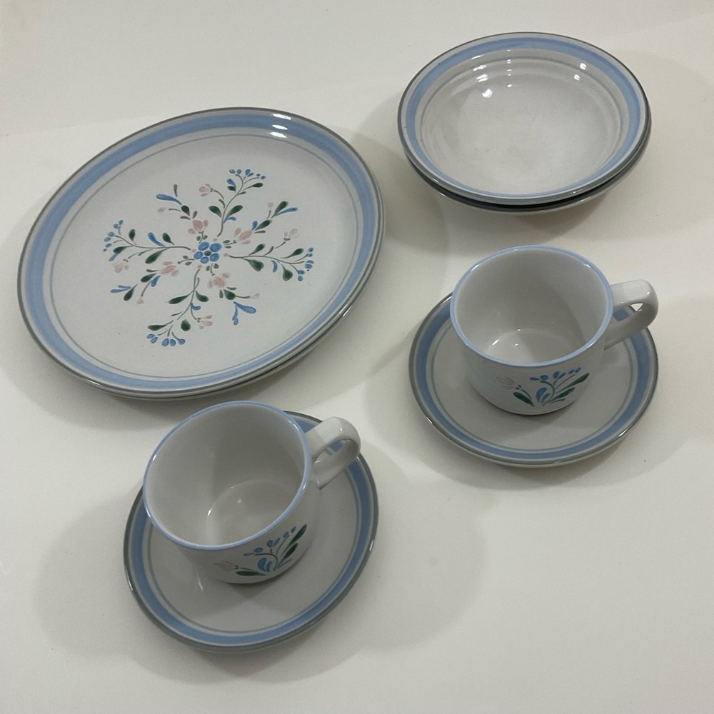 Fascino Stoneware Japan Set of 2 plates, soup/cereal bowl, saucers & small cups
